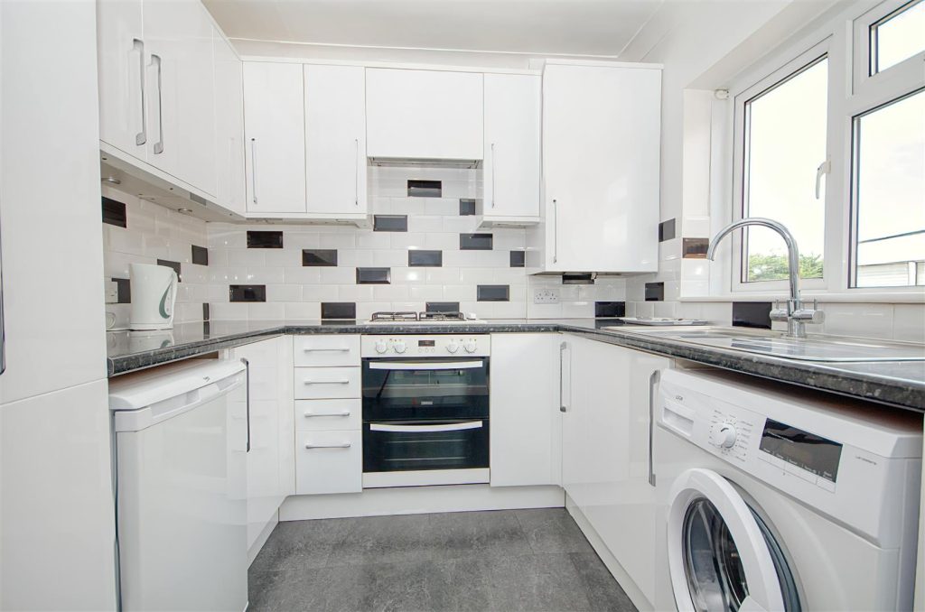 Charmwen Crescent, West End, Southampton photo 5