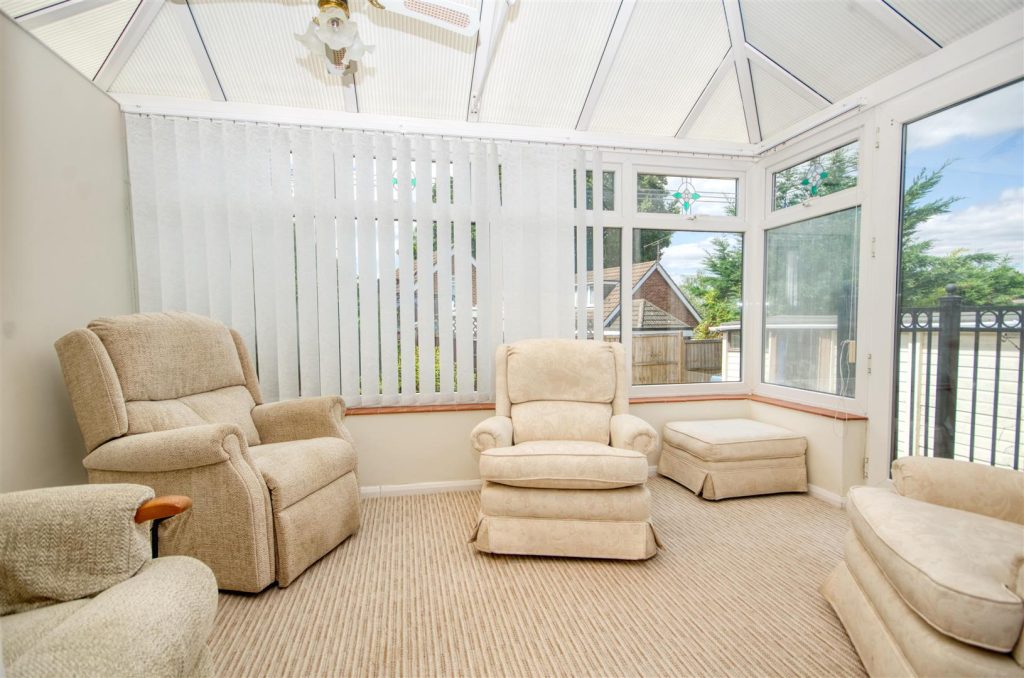 Charmwen Crescent, West End, Southampton photo 4