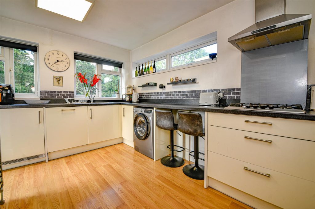Latham Road, Fair Oak, Eastleigh photo 5