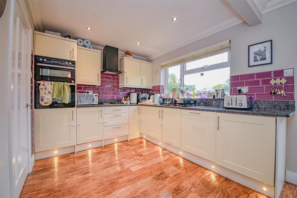 Oak Walk, Fair Oak, EASTLEIGH photo 6