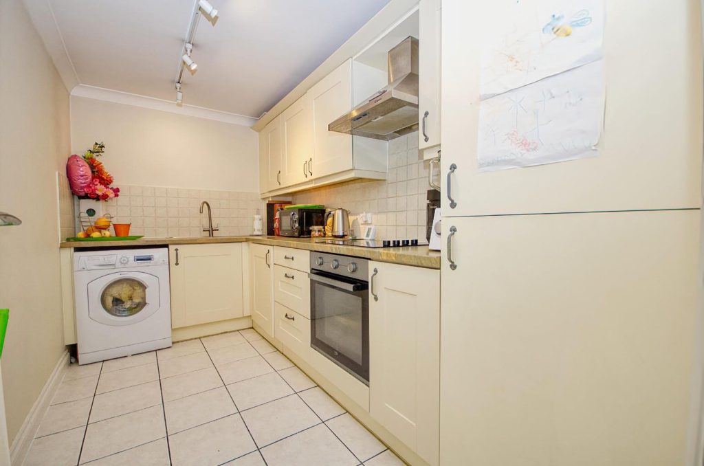 Rosemount Court, West End, Southampton photo 4
